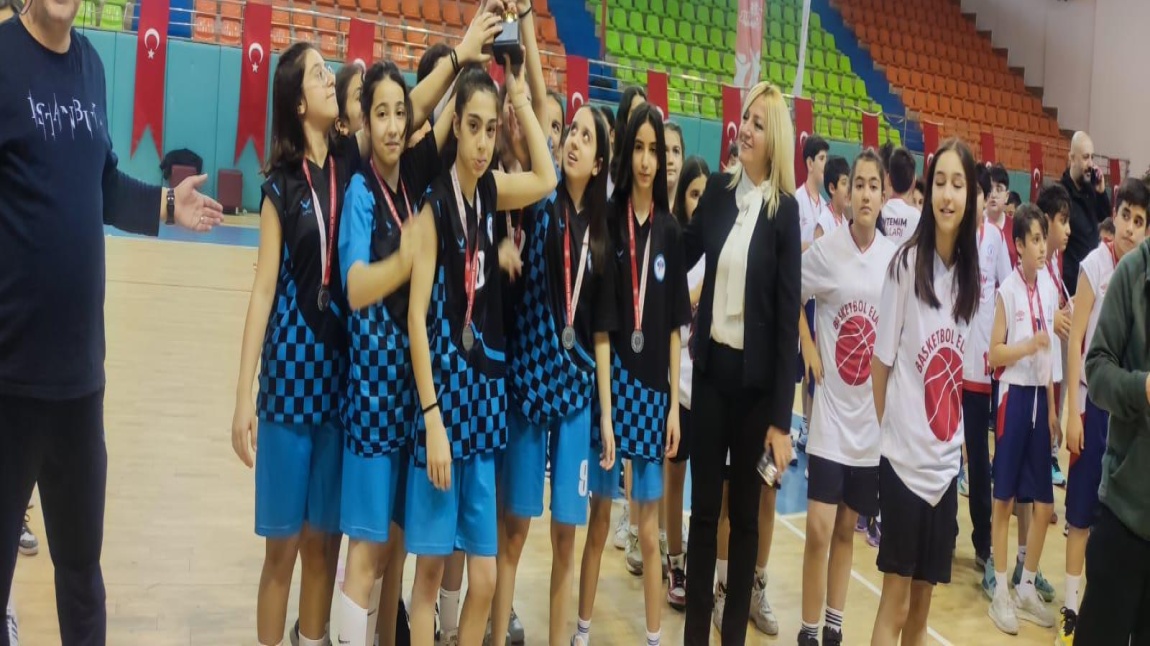 Okulumuz Küçük Kızlar Basketbol Takımı İl İkincisi Olmuştur.